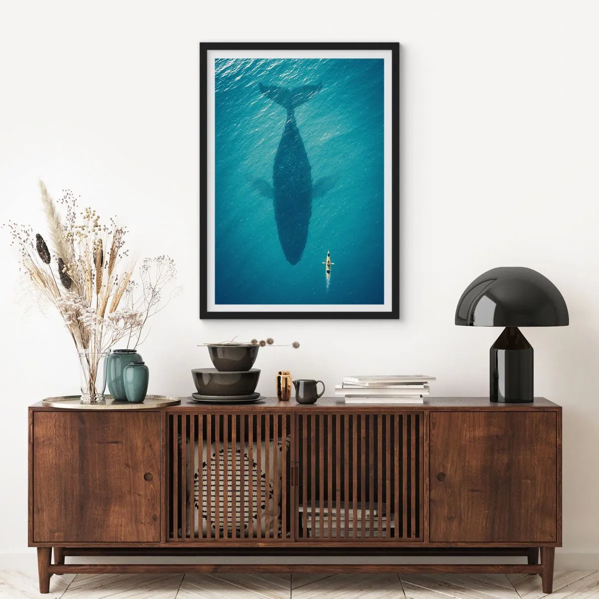Poster in cornice nera - Kayak sull'acqua sopra l'ombra di un'enorme balena - 50x70cm - Incontro sull'oceano - Decorazione murale moderna per soggiorno e camera da letto ARTTOR