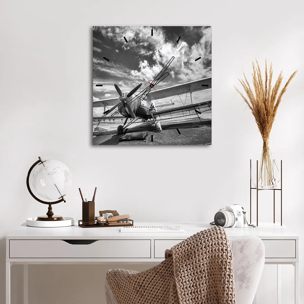 Orologio da parete - Orologio in Vetro - Un vecchio aereo all'aeroporto in bianco e nero - 30x30cm - Non vedo l'ora! - Decorazione murale moderna per soggiorno e camera da letto ARTTOR