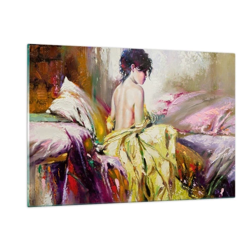 Quadro su vetro - Una donna con un vestito giallo seduta su un letto in stile impressionista. - 120x80cm - Tra la bocca e il bordo della coppa - Decorazione murale moderna per soggiorno e camera da letto ARTTOR
