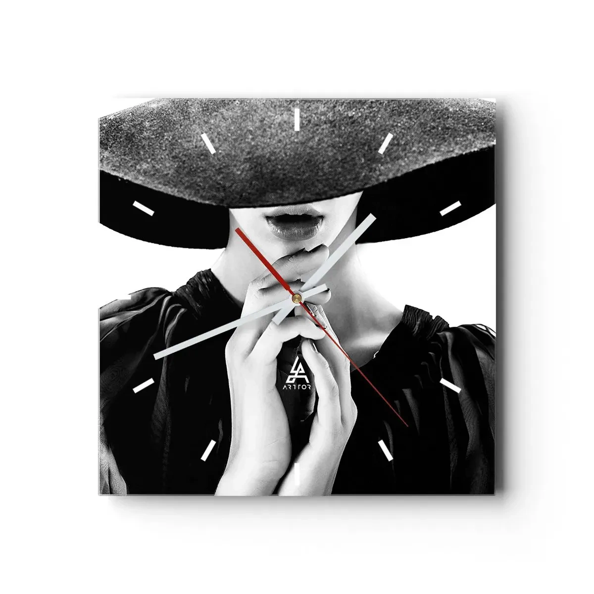 Orologio da parete - Orologio in Vetro - Donna elegante con un grande cappello nei toni del bianco e del nero - 30x30cm - Bellezza celata - Decorazione murale moderna per soggiorno e camera da letto ARTTOR