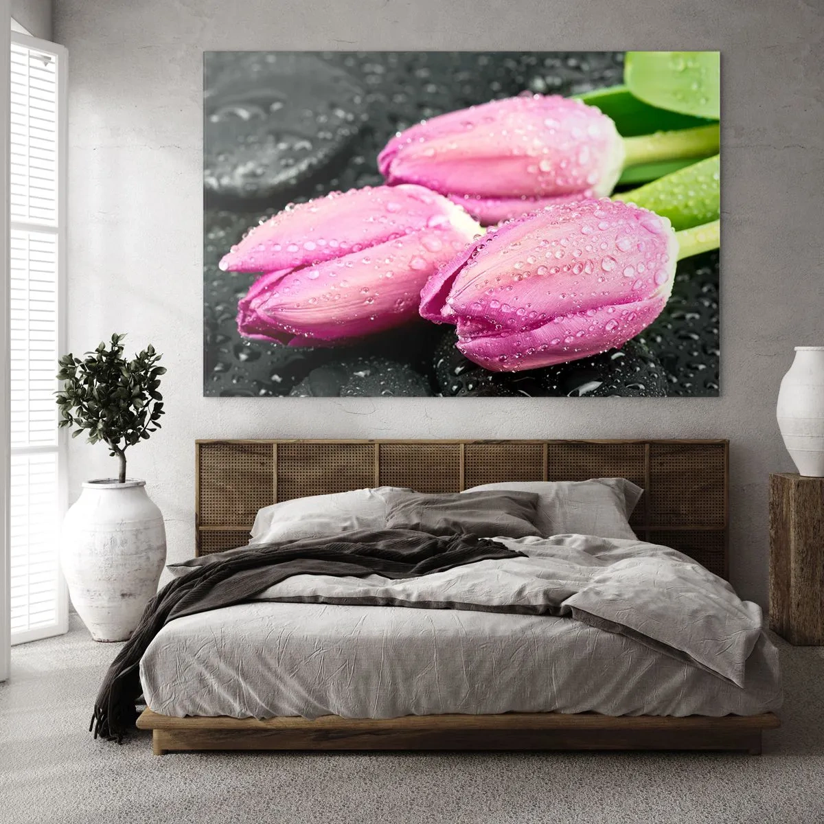 Quadro su vetro - Tre tulipani rosa ricoperti di gocce d'acqua su uno sfondo nero. - 120x80cm - Una terna lilla su pietra nera - Decorazione murale moderna per soggiorno e camera da letto ARTTOR