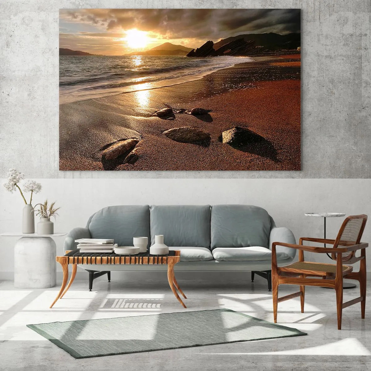 Quadro su vetro - Tramonto su una spiaggia rocciosa e colline - 120x80cm - Seguendo il sole verso le colline - Decorazione murale moderna per soggiorno e camera da letto ARTTOR