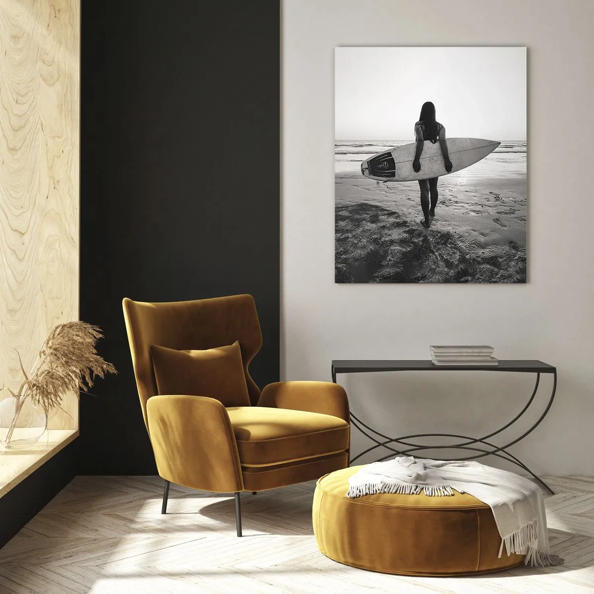 Quadro su vetro - Donna con tavola da surf sulla spiaggia in bianco e nero - 70x100cm - La figlia dell'onda marina - Decorazione murale moderna per soggiorno e camera da letto ARTTOR