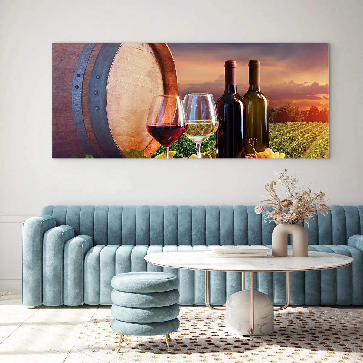 Quadro su vetro - Vino, bicchieri e una botte in un paesaggio pittoresco - 120x50cm - Qui la vita ha gusto - Decorazione murale moderna per soggiorno e camera da letto ARTTOR