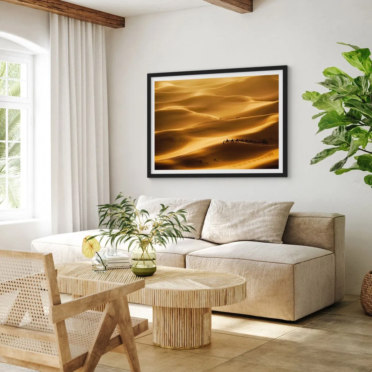 Poster in cornice nera - Una carovana di cammelli vaga tra le dune dorate del deserto. - 100x70cm - La carovana sulle onde del deserto - Decorazione murale moderna per soggiorno e camera da letto ARTTOR