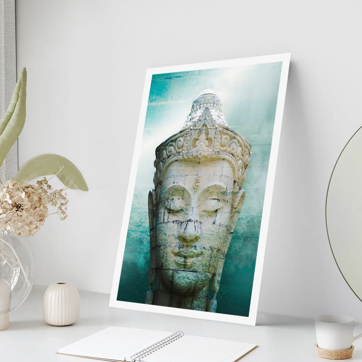 Poster - Una statua del Buddha su uno sfondo di sottili sfumature di verde - 50x70cm - Cercando la luce - Decorazione murale moderna per soggiorno e camera da letto ARTTOR
