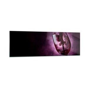 Quadro su vetro - Vino rosso versato in un bicchiere su uno sfondo di fumo viola - 160x50cm - Scarlatto? Carminio? No, rubino - Decorazione murale moderna per soggiorno e camera da letto ARTTOR