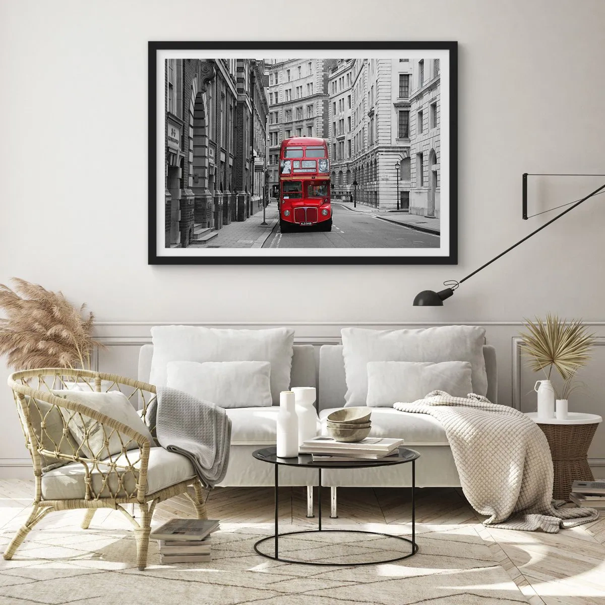 Poster in cornice nera - Un autobus rosso sullo sfondo di edifici cittadini bianchi e neri. - 100x70cm - Il quotidiano non deve essere grigio - Decorazione murale moderna per soggiorno e camera da letto ARTTOR