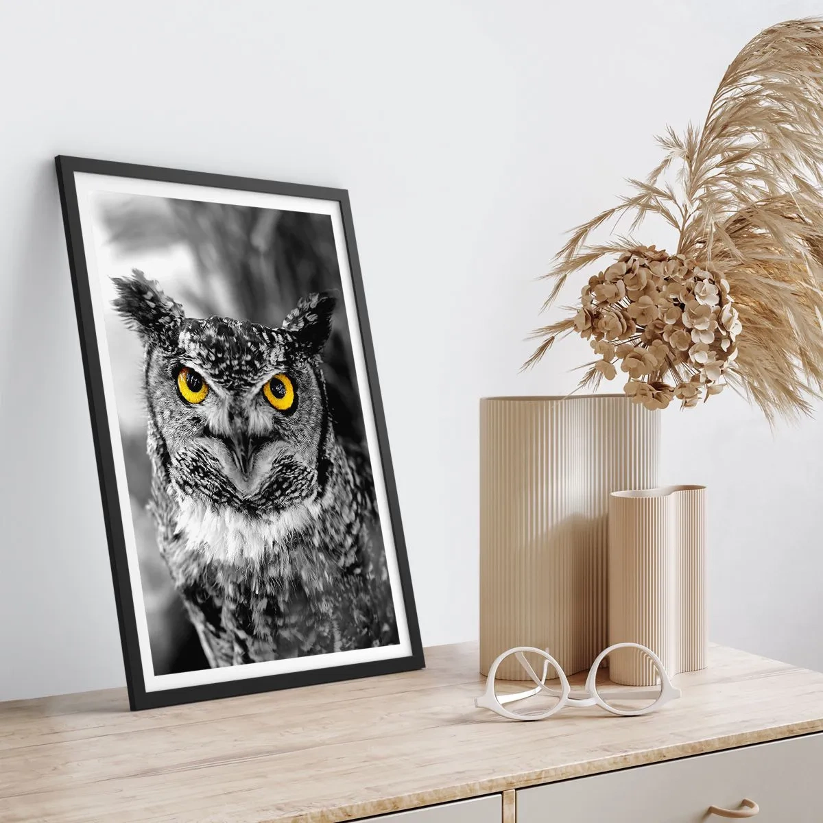 Poster in cornice nera - Un gufo con gli occhi gialli su uno sfondo bianco e nero - 50x70cm - Non si può nascondere niente - Decorazione murale moderna per soggiorno e camera da letto ARTTOR