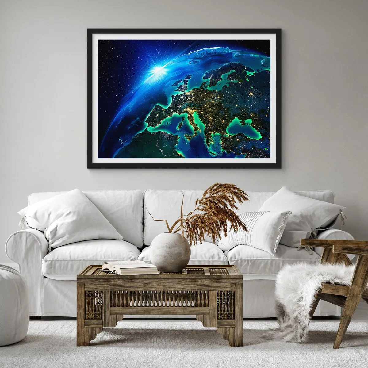 Poster in cornice nera - Una vista di Europa dallo spazio, alla luce del sole nascente. - 100x70cm - L'Europa scintillante - Decorazione murale moderna per soggiorno e camera da letto ARTTOR