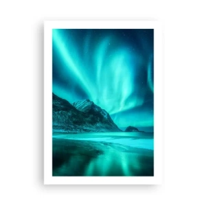 Poster - Uno scatto fotografico dell'aurora boreale su un paesaggio montuoso - 50x70cm - Miracolo del Nord - Decorazione murale moderna per soggiorno e camera da letto ARTTOR
