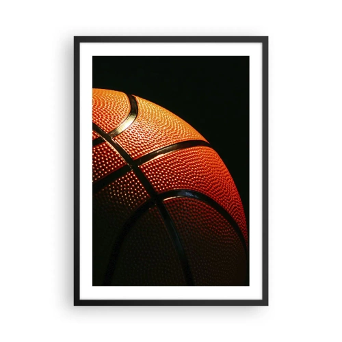 Poster in cornice nera - Primo piano di un pallone da basket sotto i riflettori - 50x70cm - Bella come un pianeta - Decorazione murale moderna per soggiorno e camera da letto ARTTOR
