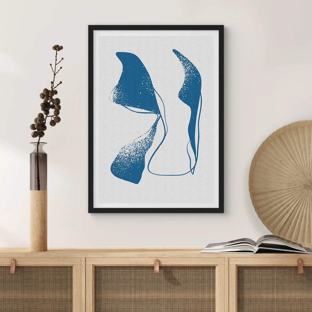 Poster in cornice nera - Forme astratte in tonalità di blu su uno sfondo chiaro - 50x70cm - Astrazione alata - Decorazione murale moderna per soggiorno e camera da letto ARTTOR