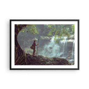 Poster in cornice nera - Una figura con una lancia presso una cascata in una foresta tropicale - 70x50cm - In armonia con la natura - Decorazione murale moderna per soggiorno e camera da letto ARTTOR