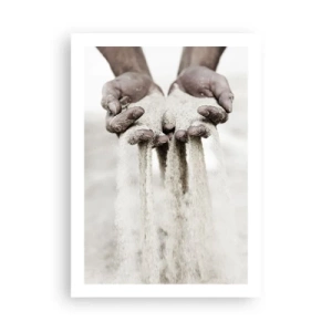 Poster - Mani che tengono la sabbia, a simboleggiare la fugacità e la fragilità del momento - 50x70cm - Con queste mani... - Decorazione murale moderna per soggiorno e camera da letto ARTTOR