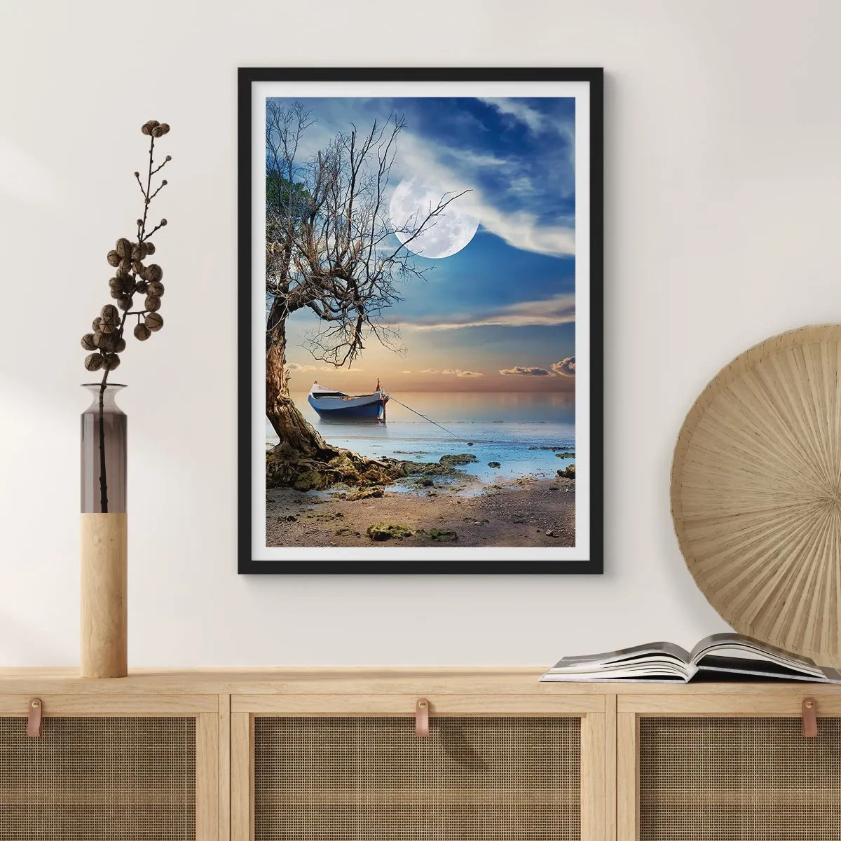 Poster in cornice nera - Paesaggio con una barca, un albero e la luna su uno sfondo di acqua calma - 50x70cm - È la fine o l'inizio? - Decorazione murale moderna per soggiorno e camera da letto ARTTOR
