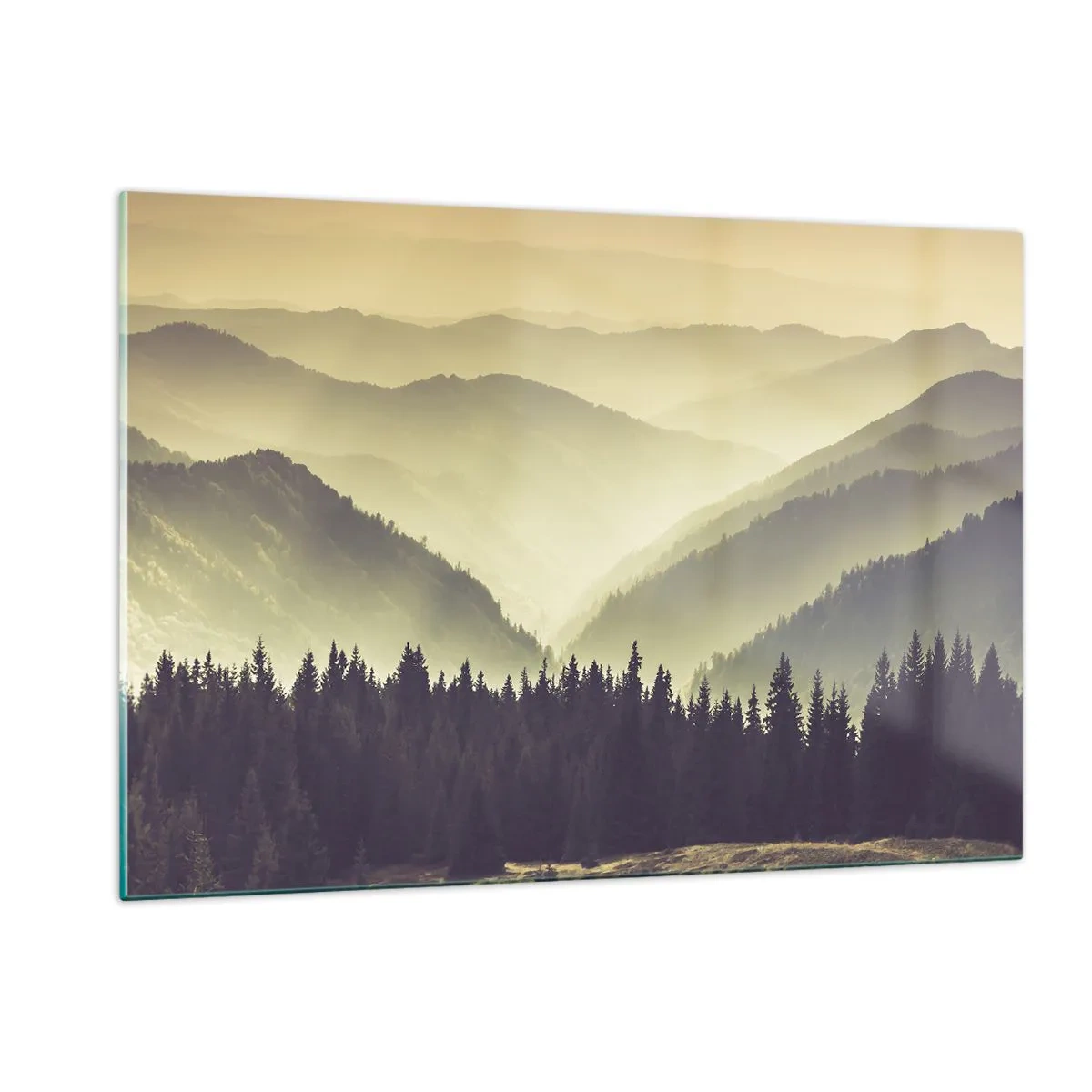 Quadro su vetro - Una vista nebbiosa di una catena montuosa con una foresta scura in primo piano - 120x80cm - Dopo sette montagne… - Decorazione murale moderna per soggiorno e camera da letto ARTTOR