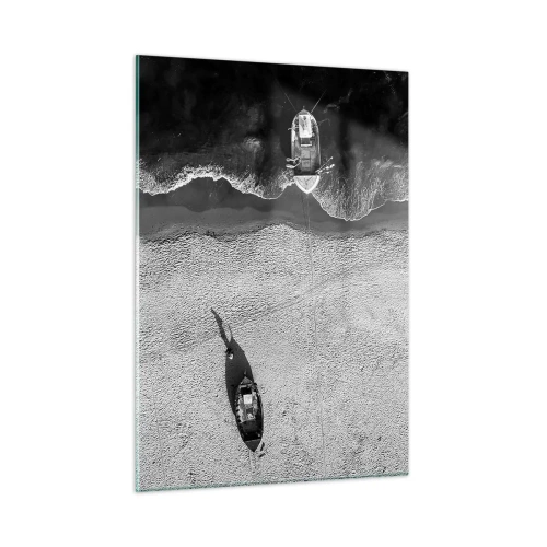 Quadro su vetro - Barche bianche e nere e le loro ombre su una spiaggia sabbiosa viste dall'alto - 50x70cm - Ancora sulla riva... - Decorazione murale moderna per soggiorno e camera da letto ARTTOR