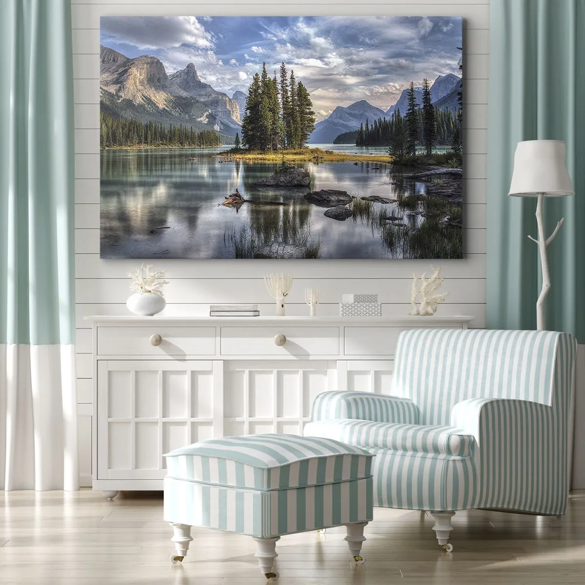 Quadro su tela - Stampe su Tela - Un paesaggio montano con un'isola circondata da un lago calmo - 120x80cm - Sulle acque grandi e limpide...  - Decorazione murale moderna per soggiorno e camera da letto ARTTOR