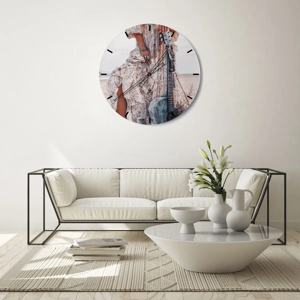 Orologio da parete - Orologio in Vetro - Stile boho con chitarra sulla spiaggia e abito floreale - 30x30cm - Figli dei fiori in cammino - Decorazione murale moderna per soggiorno, cucina e camera da letto ARTTOR