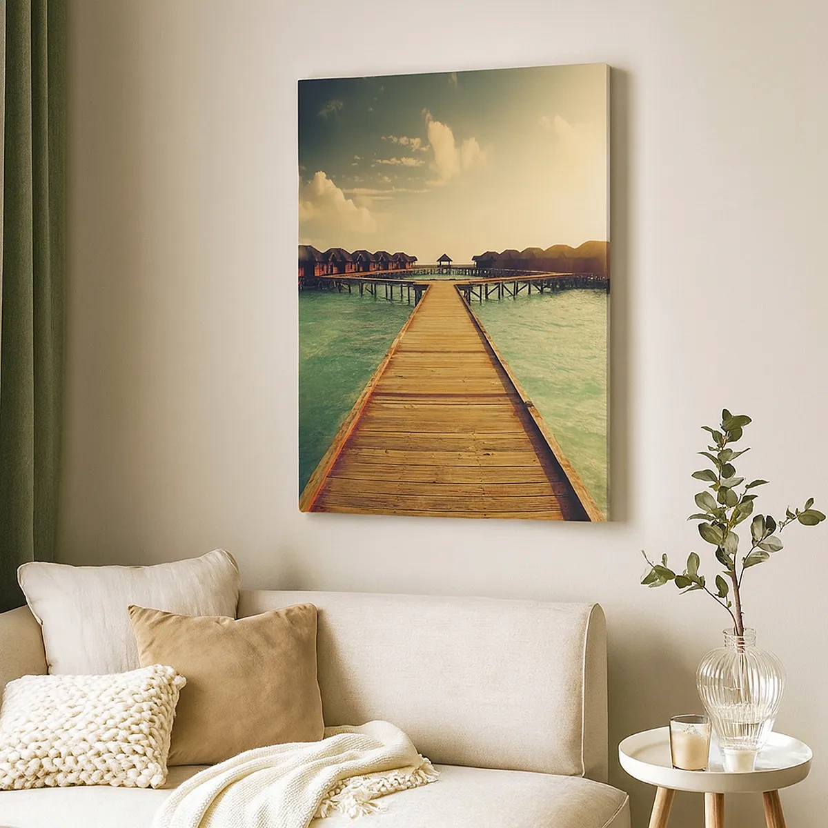 Quadro su tela - Stampe su Tela - Un molo di legno che conduce alle case sull'acqua, illuminate dai raggi del sole. - 50x70cm - Caldo invito - Decorazione murale moderna per soggiorno e camera da letto ARTTOR