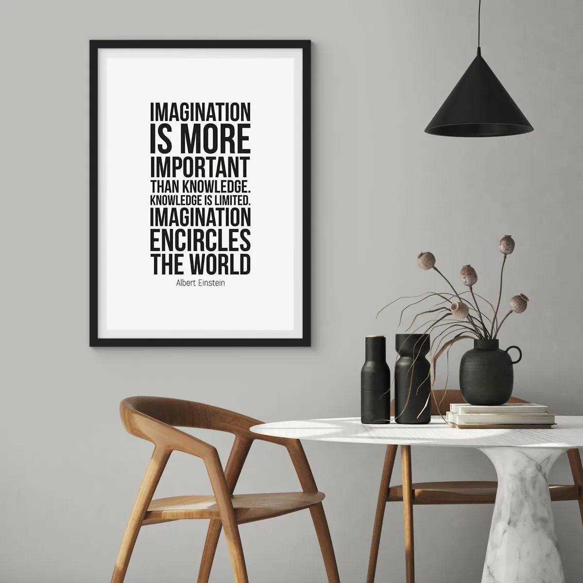 Poster in cornice nera - Una citazione sull'immaginazione su uno sfondo bianco - 50x70cm - Einstein sul potere dell'immaginazione - Decorazione murale moderna per soggiorno e camera da letto ARTTOR