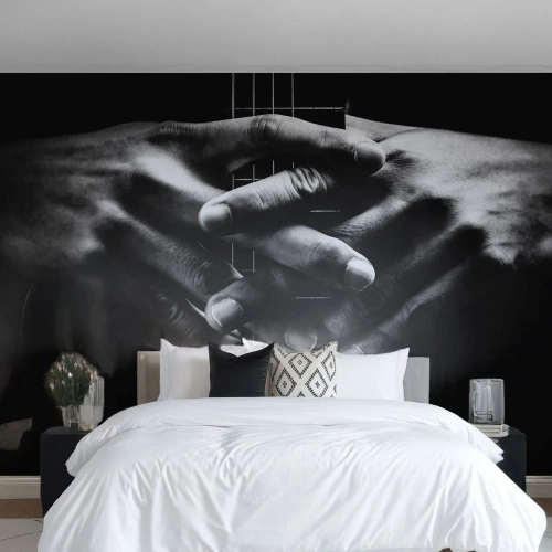 Fotomurali Premium Sand - Mani a coppa sul manico di una chitarra in bianco e nero - 100x70cm - La preghiera dell'artista - Decorazione murale moderna per soggiorno e camera da letto ARTTOR