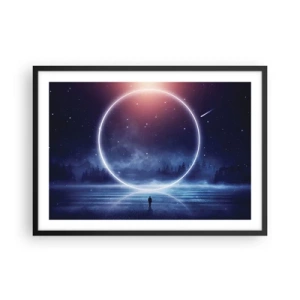 Poster in cornice nera - Un paesaggio magico con una figura e un cerchio di luce di notte - 70x50cm - Sono già qui... - Decorazione murale moderna per soggiorno e camera da letto ARTTOR