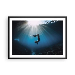 Poster in cornice nera - Un subacqueo che galleggia in un raggio di luce sott'acqua - 70x50cm - Danza subacquea - Decorazione murale moderna per soggiorno e camera da letto ARTTOR