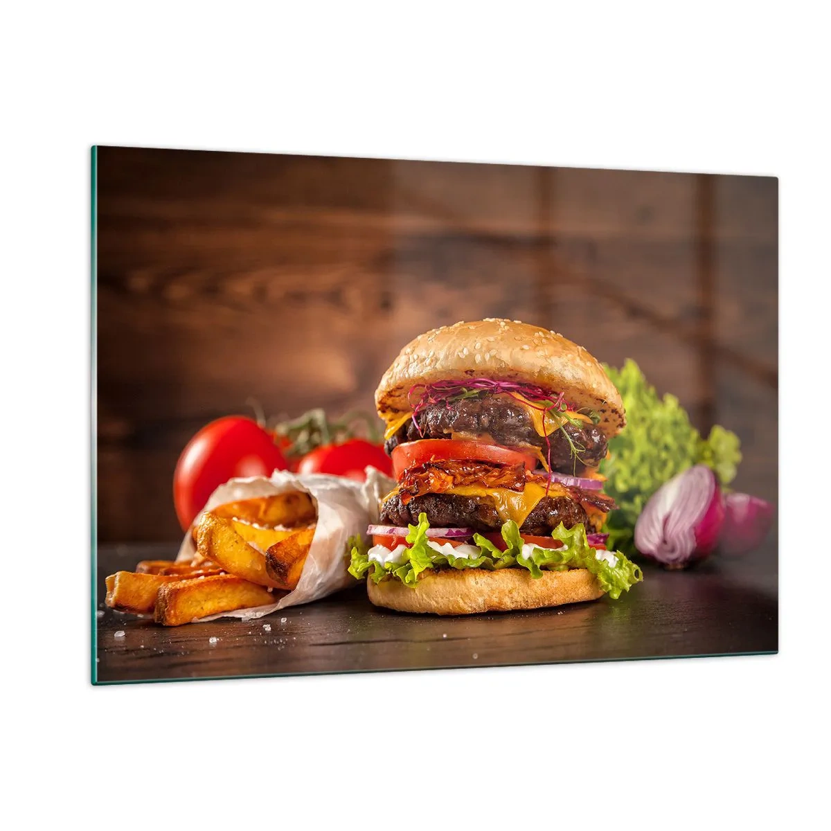 Quadro su vetro - Hamburger succoso con condimenti e patatine fritte su uno sfondo di legno - 120x80cm - Frutto proibito - Decorazione murale moderna per soggiorno e camera da letto ARTTOR