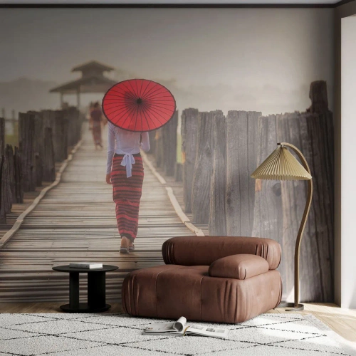 Fotomurali Premium Sand - Sul vecchio ponte - Ombrello, Birmania, Ponte di Legno - 450x315 cm