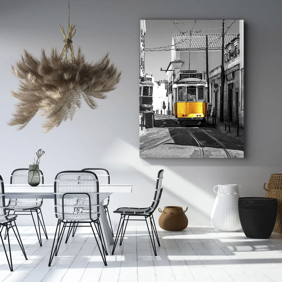 Quadro su tela - Stampe su Tela - Un tram giallo per le strade di Lisbona in un ambiente monocromatico - 80x120cm - Lo spirito di Lisbona - Decorazione murale moderna per soggiorno e camera da letto ARTTOR