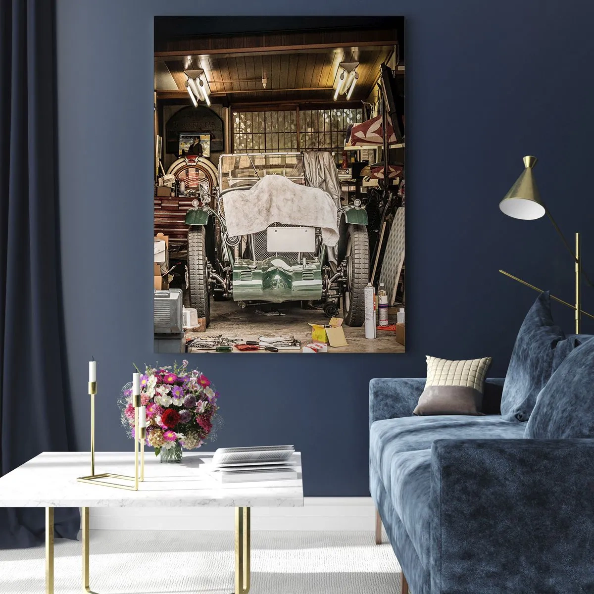 Quadro su vetro - Una vecchia auto in un garage circondata da attrezzi e attrezzature - 70x100cm - Ritorno al passato - Decorazione murale moderna per soggiorno e camera da letto ARTTOR