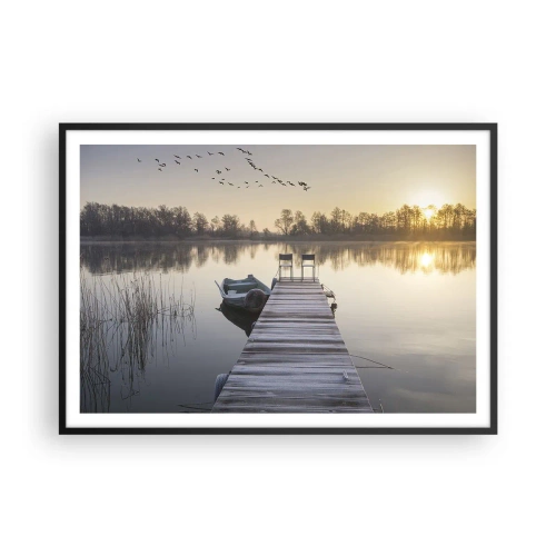 Poster in cornice nera - Un molo sul lago al mattino con una barca e delle sedie - 100x70cm - Tornerò un giorno - Decorazione murale moderna per soggiorno e camera da letto ARTTOR