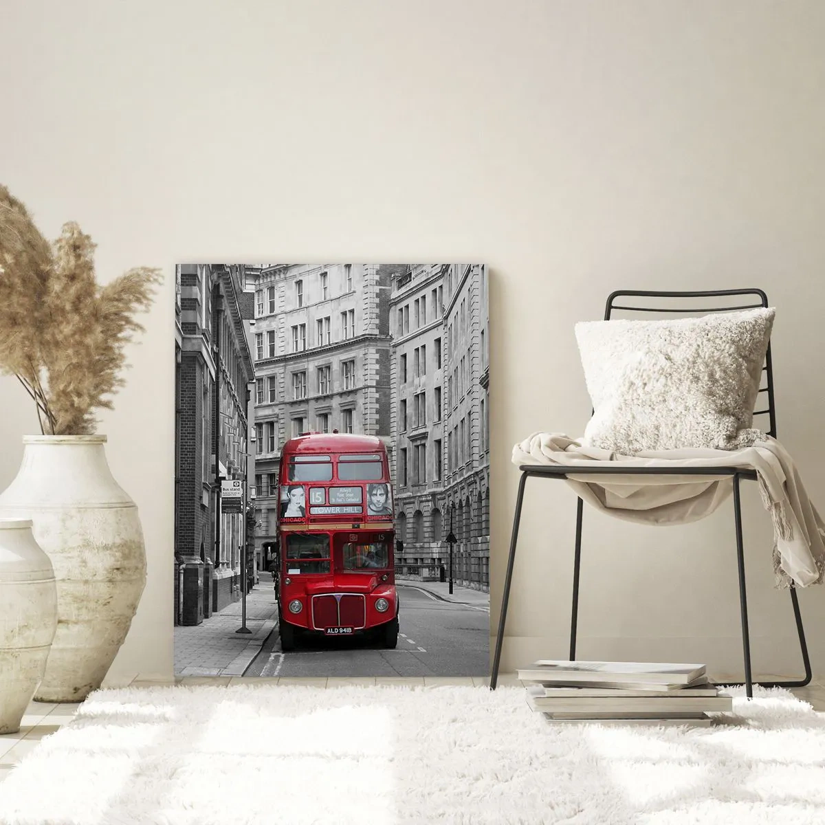 Quadro su vetro - Un autobus rosso sullo sfondo di edifici cittadini bianchi e neri. - 70x100cm - Il quotidiano non deve essere grigio - Decorazione murale moderna per soggiorno e camera da letto ARTTOR