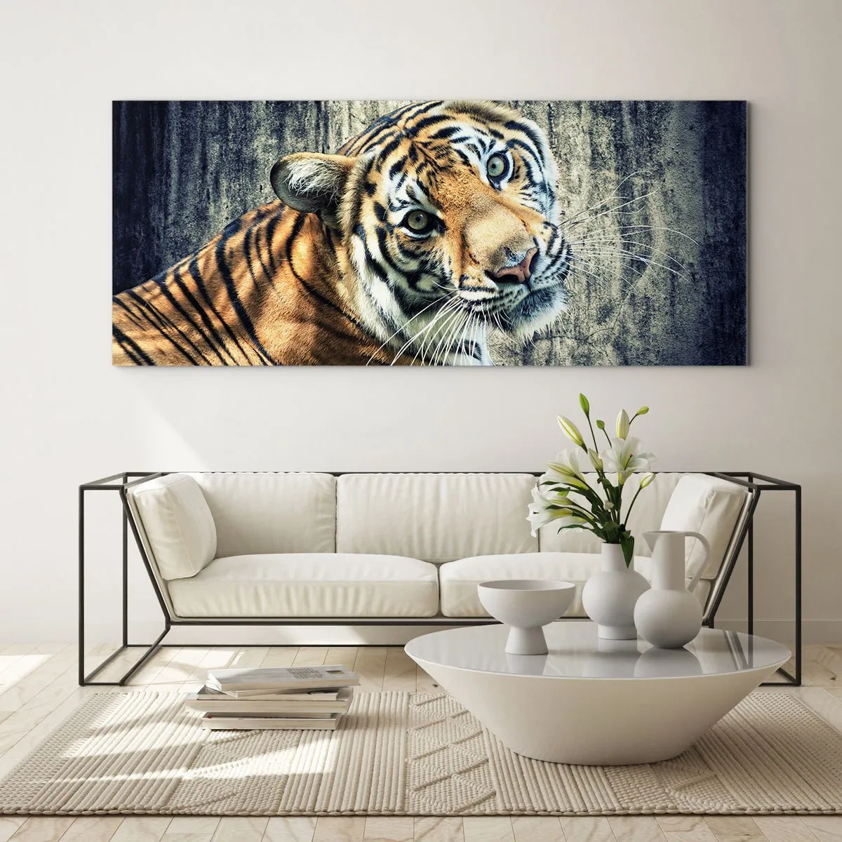 Quadro su vetro - Una tigre sdraiata contro un muro dalla consistenza ruvida - 160x50cm - Ritratto nei flussi di luce - Decorazione murale moderna per soggiorno e camera da letto ARTTOR