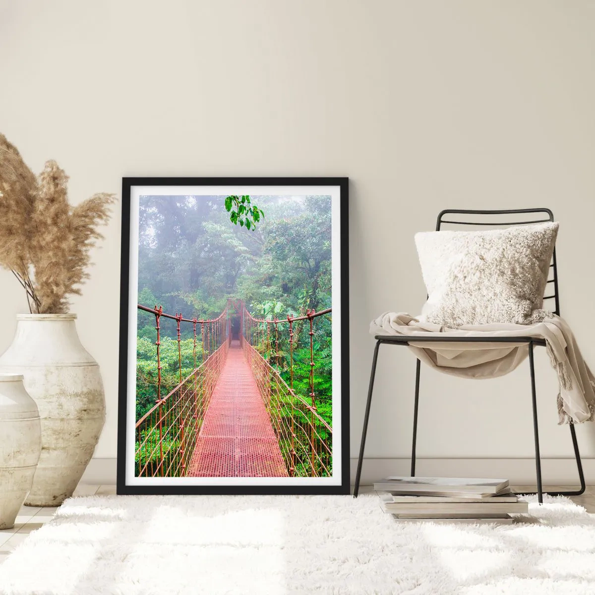 Poster in cornice nera - Un ponte sospeso in una foresta tropicale avvolta nella nebbia - 50x70cm - Sospeso sopra gli alberi - Decorazione murale moderna per soggiorno e camera da letto ARTTOR