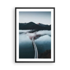 Poster in cornice nera - Un ponte sopra un lago tranquillo, su cui si riflettono le montagne sullo sfondo. - 50x70cm - Sull'acqua liscia come uno specchio - Decorazione murale moderna per soggiorno e camera da letto ARTTOR