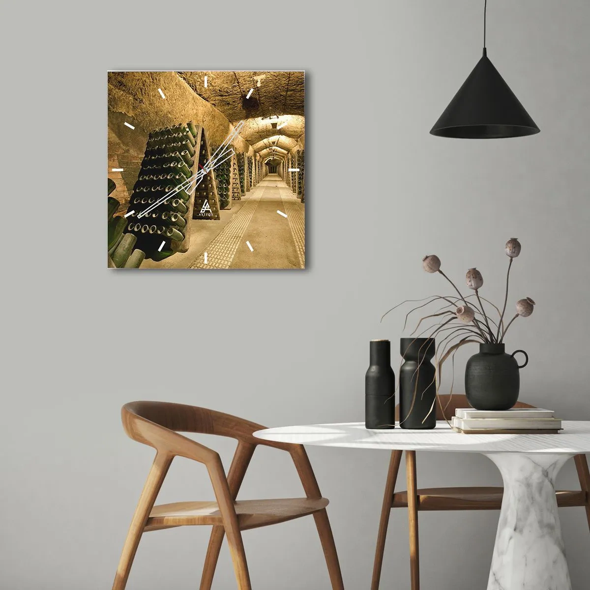 Orologio da parete - Orologio in Vetro - Un vigneto con una cantina piena di bottiglie di vino esposte su scaffali di legno. - 30x30cm - Nascita del sapore - Decorazione murale moderna per soggiorno e camera da letto ARTTOR