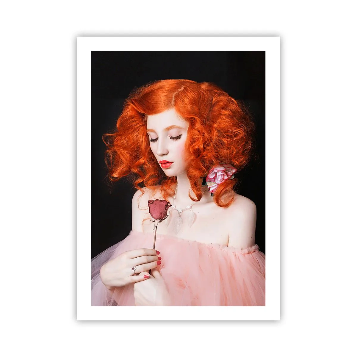 Poster - Ritratto di una donna dai capelli rossi con una rosa su sfondo nero - 50x70cm - In stile barocco - Decorazione murale moderna per soggiorno e camera da letto ARTTOR