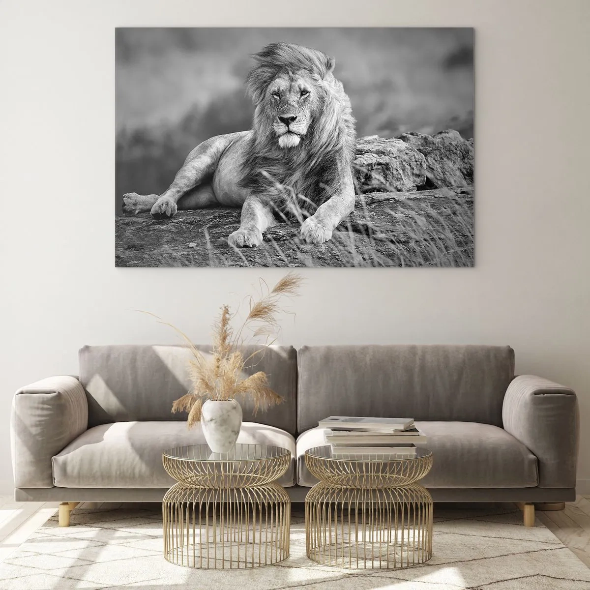 Quadro su vetro - Un leone riposa su una roccia in un paesaggio monocromatico. - 70x50cm - La siesta del re - Decorazione murale moderna per soggiorno e camera da letto ARTTOR