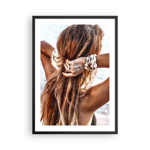 Poster in cornice nera - Una donna con i capelli lunghi decorati con conchiglie in riva al mare - 50x70cm - Sorella dell'acqua e del sole - Decorazione murale moderna per soggiorno e camera da letto ARTTOR