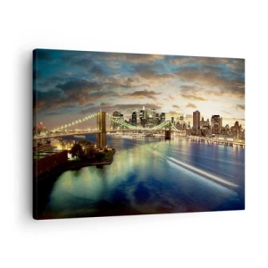 Quadro su tela - Stampe su Tela - Un ponte illuminato con la città sullo sfondo, con luci riflesse nell'acqua. - 70x50cm - Il cielo luminoso sopra Manhattan - Decorazione murale moderna per soggiorno e camera da letto ARTTOR