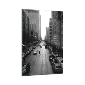 Quadro su vetro - Una strada bianca e nera nel centro della città con auto e pedoni - 80x120cm - Un giorno come tanti - Decorazione murale moderna per soggiorno e camera da letto ARTTOR