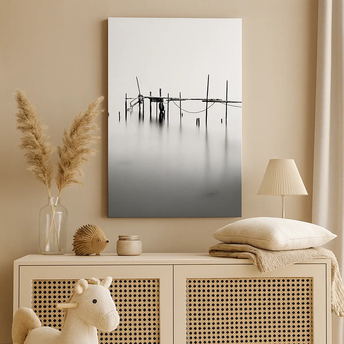 Quadro su tela - Stampe su Tela - Un molo bianco e nero immerso in un paesaggio nebbioso - 50x70cm - E se la luce non c'è? - Decorazione murale moderna per soggiorno e camera da letto ARTTOR