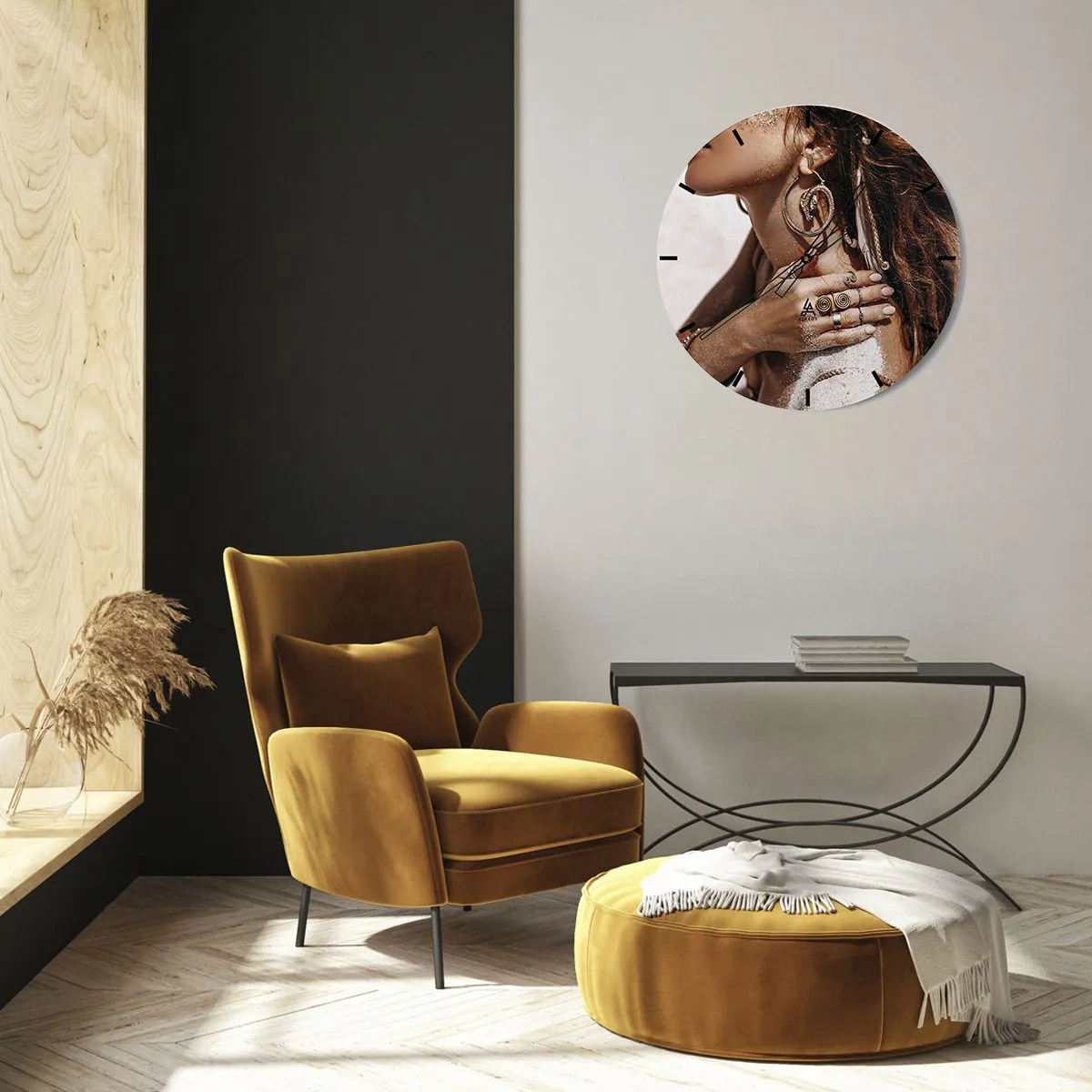 Orologio da parete - Orologio in Vetro - Una donna con gioielli elaborati su uno sfondo di sabbia e luce - 30x30cm - Regina della spiaggia selvatica - Decorazione murale moderna per soggiorno, cucina e camera da letto ARTTOR