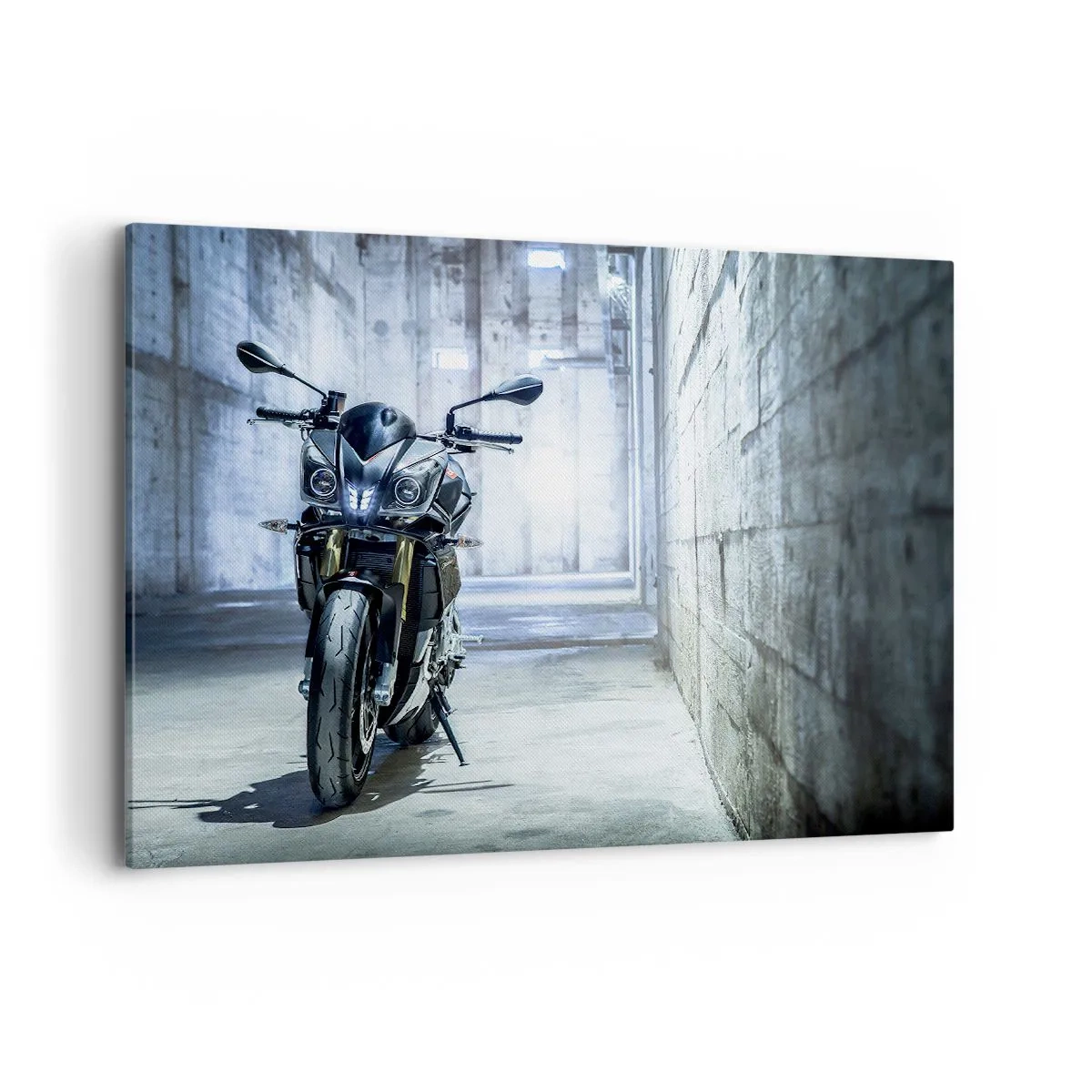 Quadro su tela - Stampe su Tela - Una motocicletta moderna in un interno industriale - 120x80cm - Prima che rombi il motore - Decorazione murale moderna per soggiorno e camera da letto ARTTOR