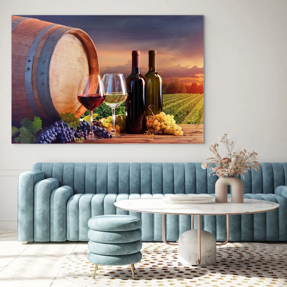 Quadro su vetro - Viti, una botte e bicchieri sullo sfondo del sole al tramonto - 120x80cm - Qui la vita ha gusto - Decorazione murale moderna per soggiorno e camera da letto ARTTOR