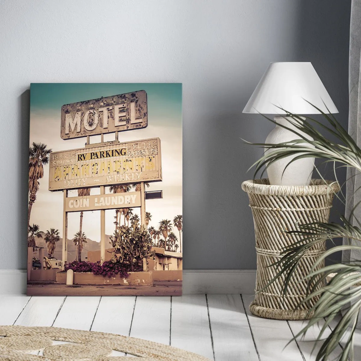 Quadro su tela - Stampe su Tela - Insegna retrò di un motel circondata da palme - 70x100cm - Qui il tempo si è fermato - Decorazione murale moderna per soggiorno e camera da letto ARTTOR