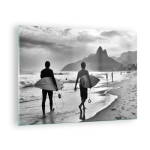 Quadro su vetro - Surfisti sulla spiaggia con tavole, composizione in bianco e nero - 70x50cm - Samba su un'unica onda - Decorazione murale moderna per soggiorno e camera da letto ARTTOR